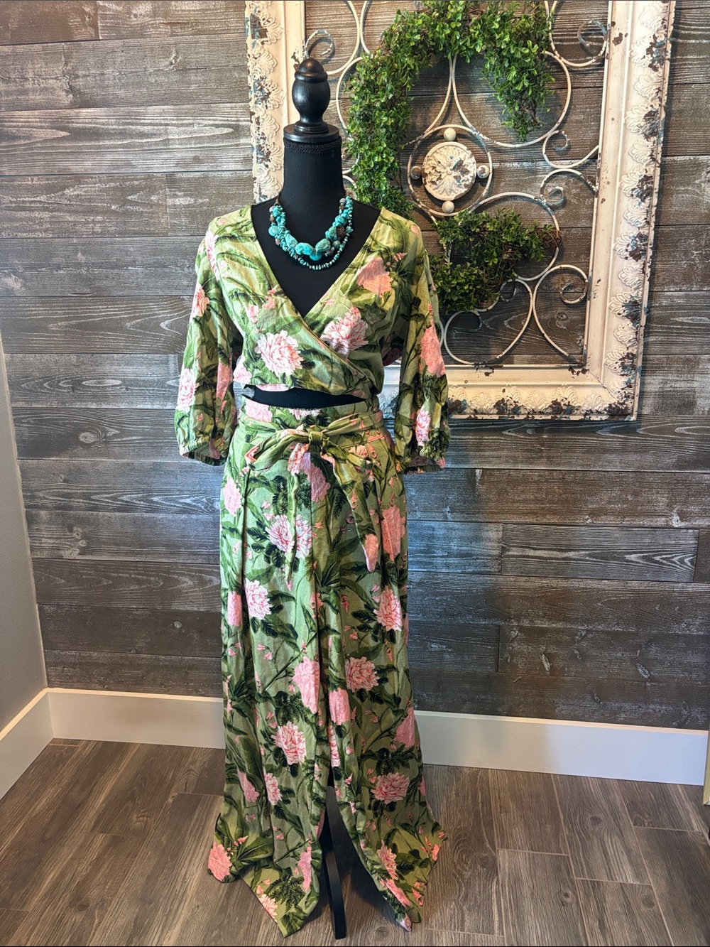 Aguabendita 2pc Set (Size M) Green & Pink Floral with Pants